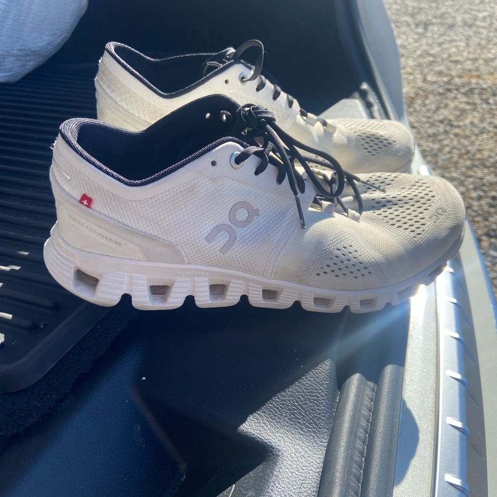 Woman’s Onclouds size 8.5